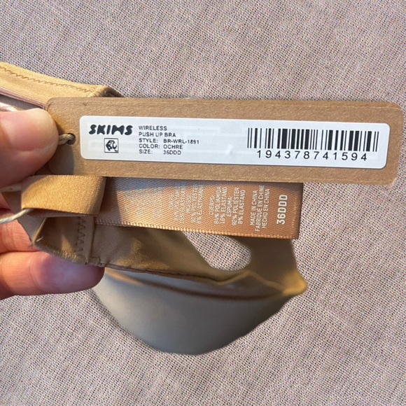NWT Skims Wireless Push Up Bra - Picture 7 of 7